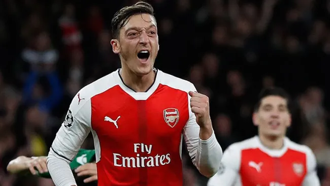 Mesut Özil festeja uno de sus goles contra el Ludogorets 