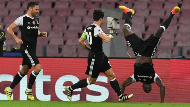 Aboubakar festeja de forma poco ortodoxa su anotación al Nápoles