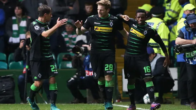 Jugadores de Mönchengladbach celebran el segundo gol frente al Celtic