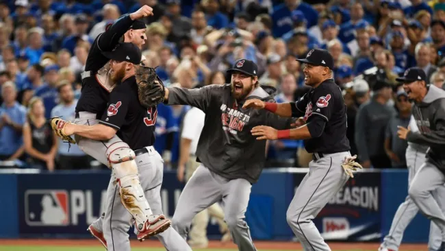 Jugadores de Cleveland festejan el triunfo