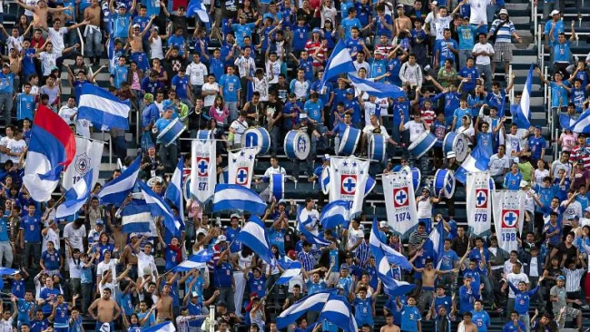Aficionados de Cruz Azul en el estadio
