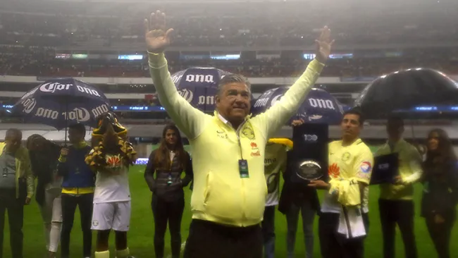 Zelada en su reconocimiento como portero histórico