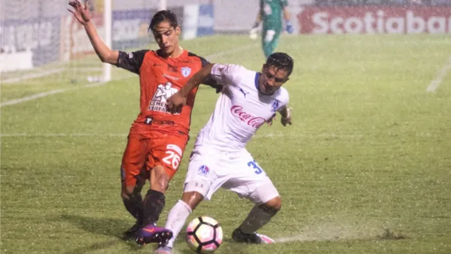 Disputa por el esférico en Tegucigalpa