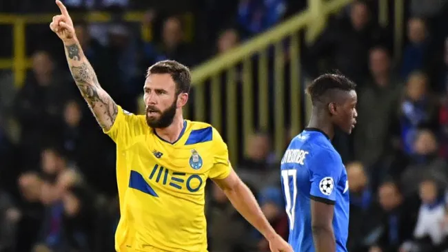 Miguel Layún celebra su gol contra el Brujas