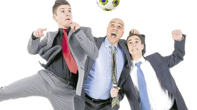 'Godínez' disputan un balón... en la oficina