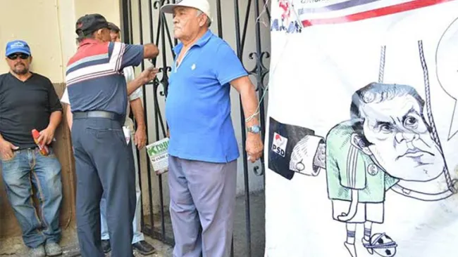 Un adulto mayor se amarra a las puertas del Congreso