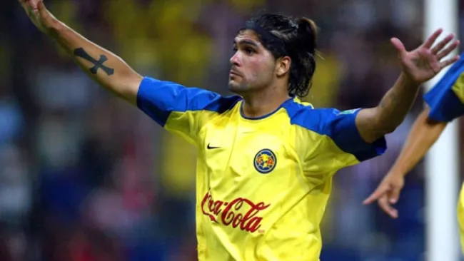 Navia celebra un gol con América