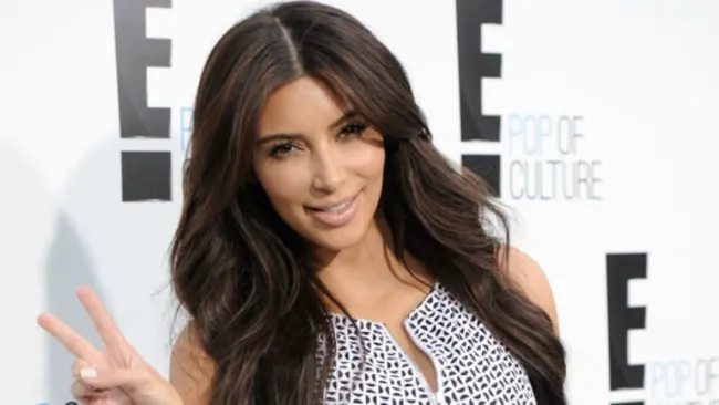 Kim Kardashian en la alfombra roja de un evento