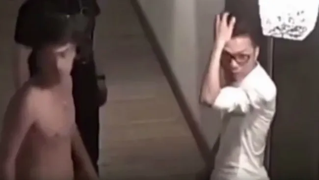 Los huéspedes intentando sacara a la ruidosa pareja