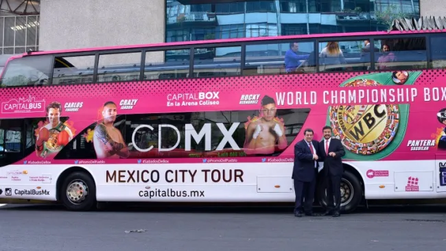 Mauricio Sulaimán y José Manuel de Alba junto al touribus del Tour Capital Box