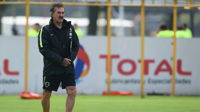 Ricardo La Volpe en un entrenamiento de las Águilas
