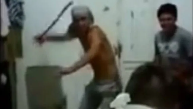 Momento de la novatada al equipo de hockey