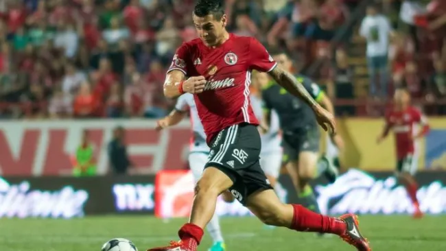 Milton Caraglio conduce el balón a velocidad