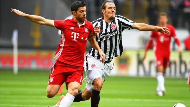 Xabi Alonso durante un partido con el Bayern Munich
