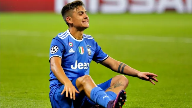 Paulo Dybala sentado en el campo durante un juego de Champions