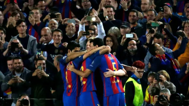 Los jugadores del Barcelona celebran un gol en Champions League