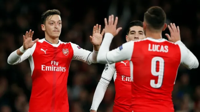 Özil celebra con sus compañeros un gol del Arsenal