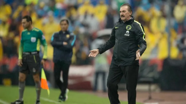 Ricardo La Volpe durante un partido de América