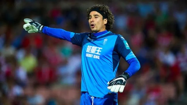 Ochoa durante un partido con el Granada