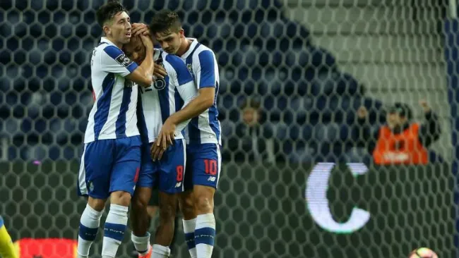 Herrera abraza a Brahimi tras el último gol del Porto
