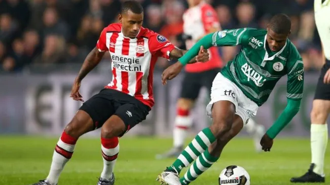 Jozefzoon pelea un balón en el duelo frente al Sparta