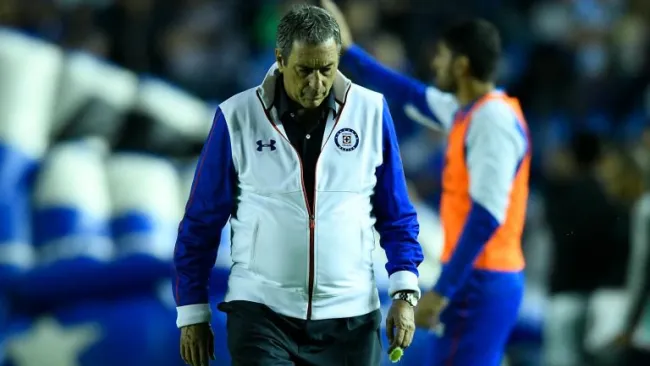 Boy se lamenta durante un partido de Cruz Azul