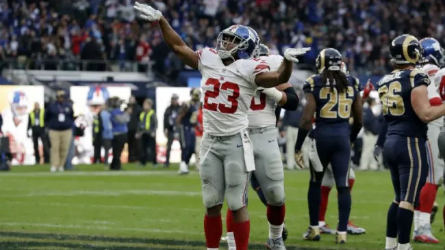 Rashad Jennings festeja una anotación con los Gigantes