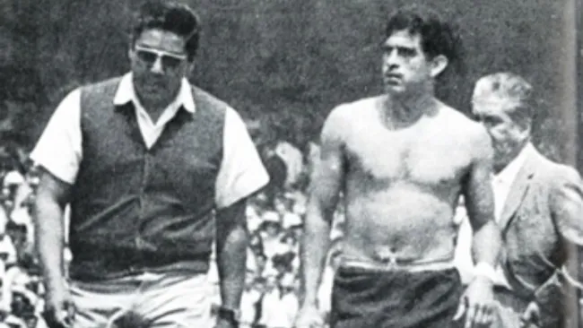 'El Tigre' Sepulveda se quitó la playera y la dejó en el campo