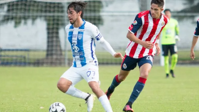 Rodolfo Pizarro conduce el balón, de la categoría Sub20 entre Chivas y Tuzos