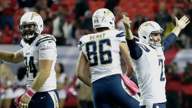 Josh Lambo celebrea tras anotar el gol de campo para el triunfo de San Diego