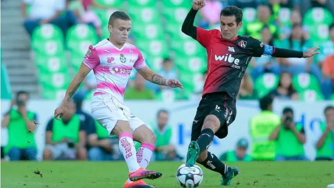 Rodríguez y Márquez pelean un balón en el Corona