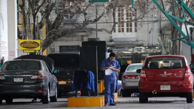 Algunos carros en un verificentro de la CDMX