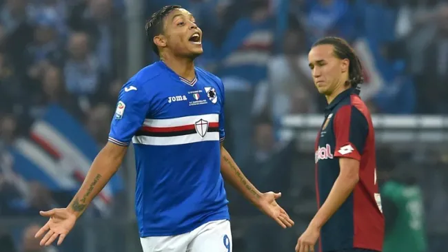 Jugador del Sampdoria celebra gol en el partido contra el Genoa