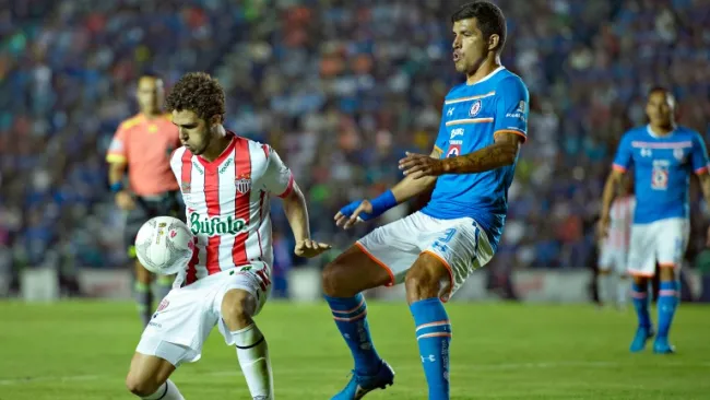 Maza Rodríguez disputa un esférico en la Copa MX