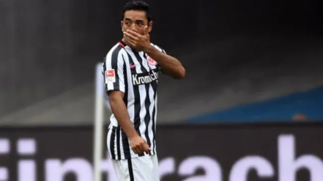 Marco Fabián se lamenta en juego de Eintracht