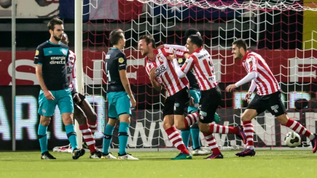 Juagdores del Sparta Rotterdam celebran gol contra el PSV