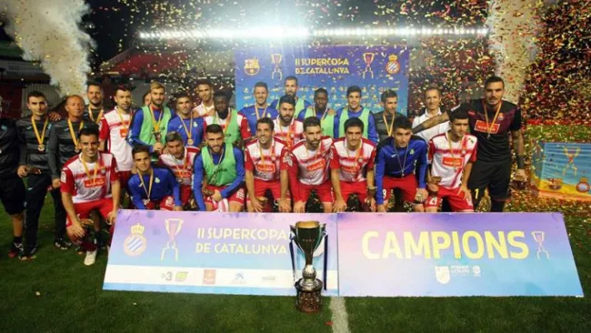 Espanyol de Barcelona festeja con el trofeo de Campeón