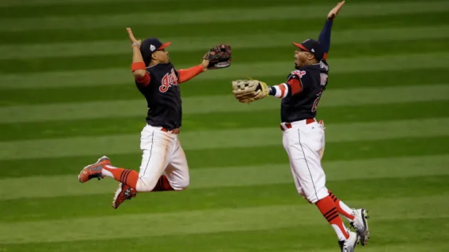 Jugadores de Indios de Cleveland festejan el primer triunfo