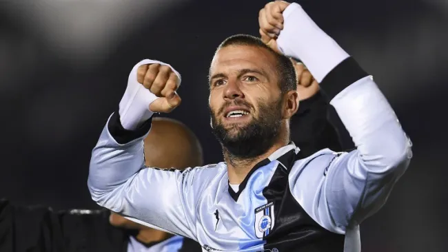 Villa festeja en un partido de Gallos Blancos