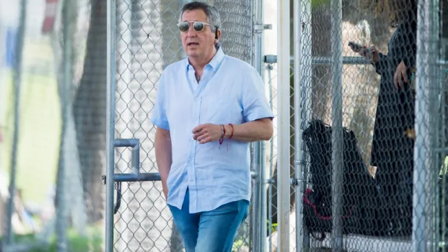 Jorge Vergara observa una práctica de Chivas en Verde Valle