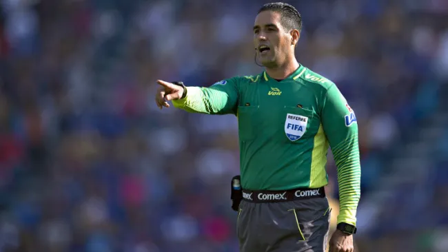 Roberto García Orozco hace una marcación en juego de Cruz Azul 