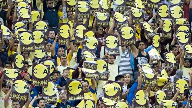 Momento en que la Monumental levanta los carteles