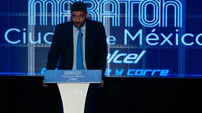 Arturo Elías Ayub en conferencia