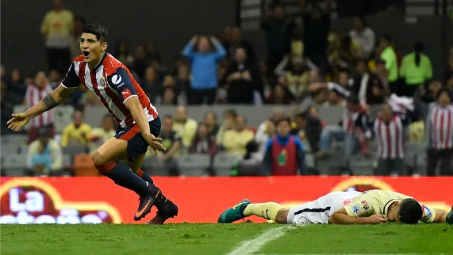 Alan Pulido festeja su gol contra América