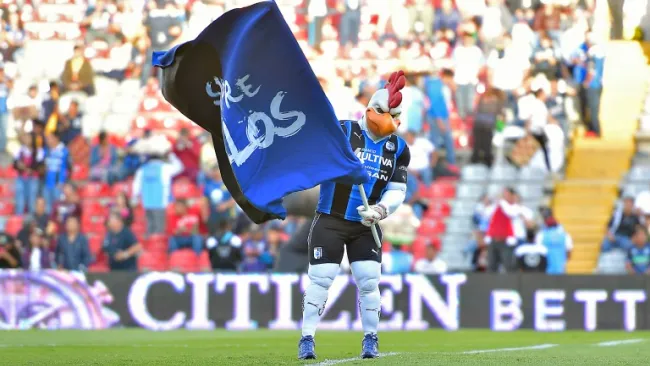 Mascota de Gallos alienta a su equipo en la Corregidora