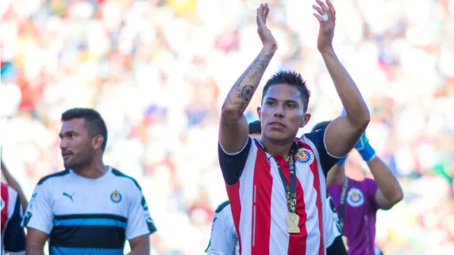 Salcedo saluda al público en un partido con Chivas