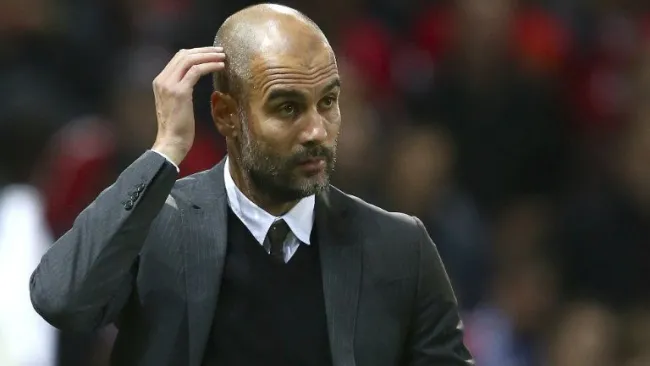 Josep Guardiola se muestra pensativo en el banquillo del City