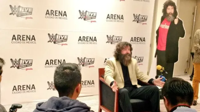 Mick Foley durante su visita a México
