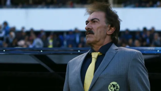 La Volpe durante un partido al frente del América