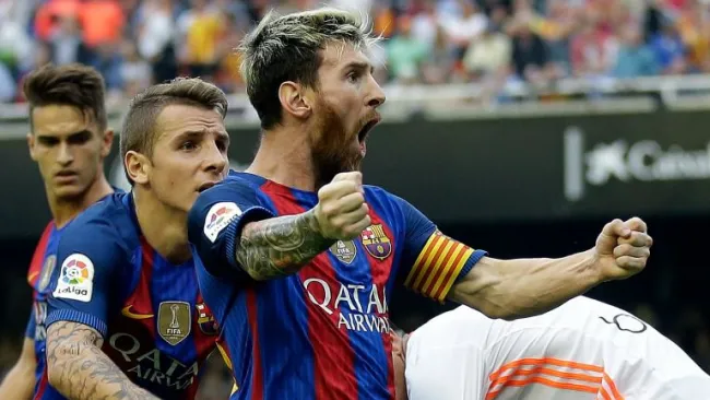 Messi celebra un gol frente al público en Mestalla
